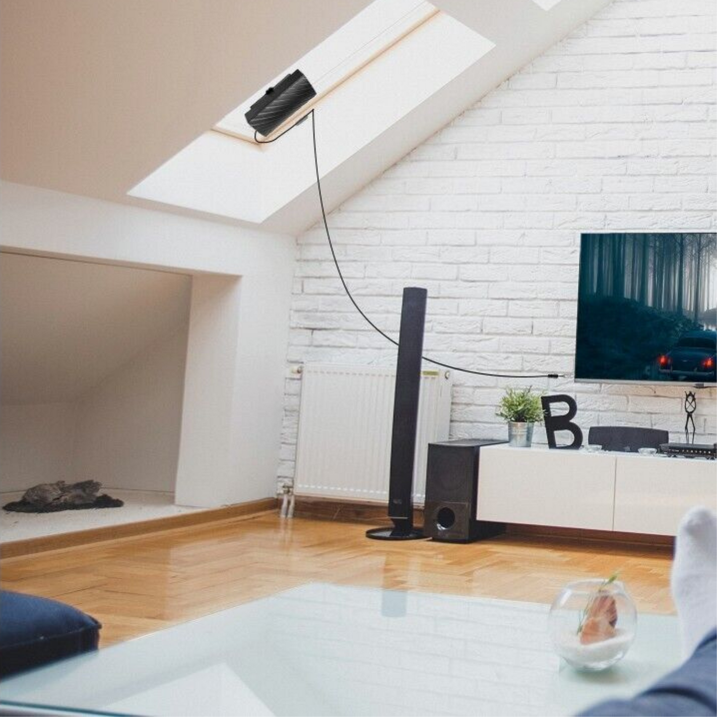 Indoor HDTV Antenna with Amplified Reception